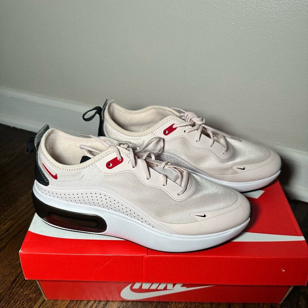 NIKE AIR MAX